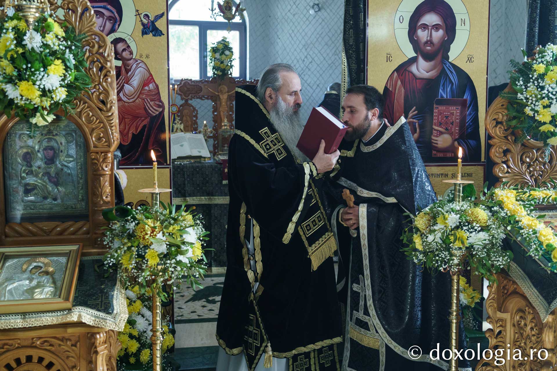 Binecuvântare arhierească la Parohia Boiștea: IPS Teofan a săvârșit Sfânta Liturghie și a sfințit noul ansamblu parohial