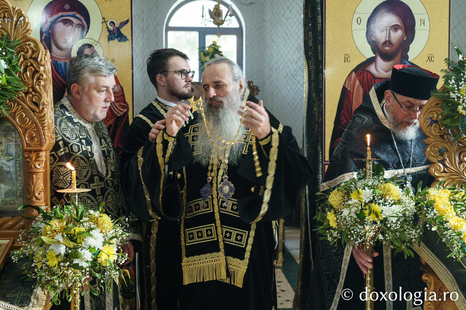 Binecuvântare arhierească la Parohia Boiștea: IPS Teofan a săvârșit Sfânta Liturghie și a sfințit noul ansamblu parohial