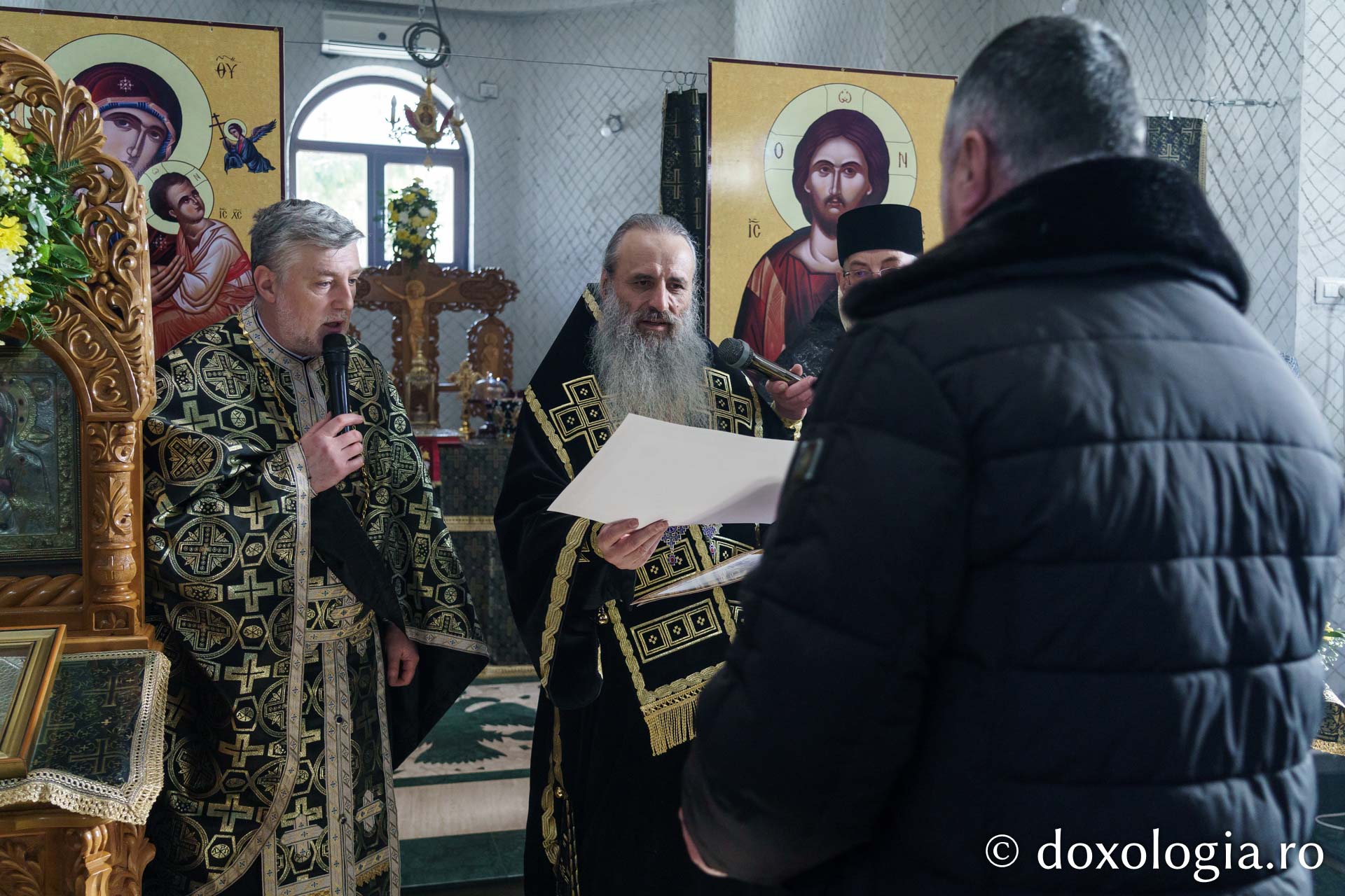 Binecuvântare arhierească la Parohia Boiștea: IPS Teofan a săvârșit Sfânta Liturghie și a sfințit noul ansamblu parohial