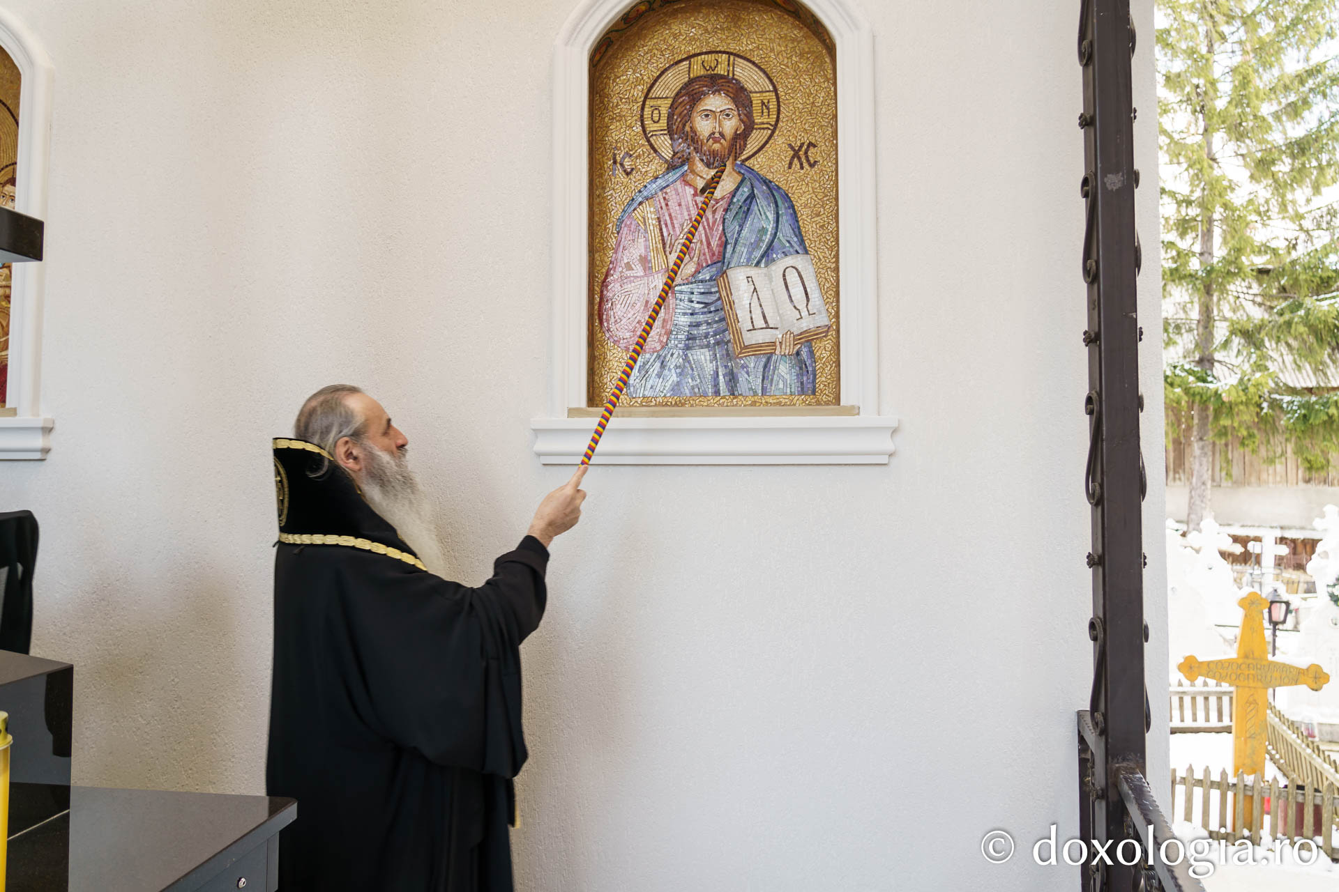 Binecuvântare arhierească la Parohia Boiștea: IPS Teofan a săvârșit Sfânta Liturghie și a sfințit noul ansamblu parohial