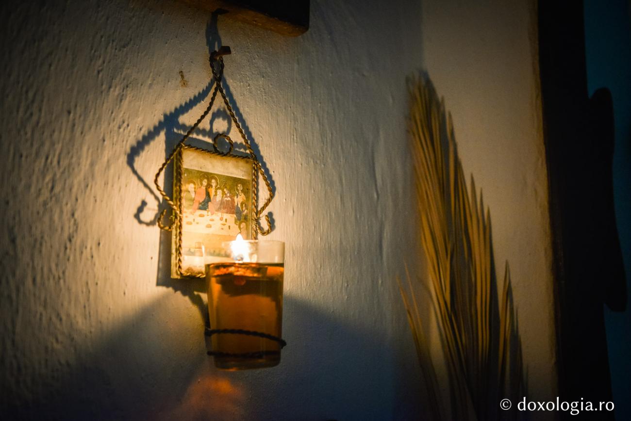 Milostenia și rugăciunea deschid calea către Tatăl nostru Cel ceresc / Foto: Oana Nechifor candela