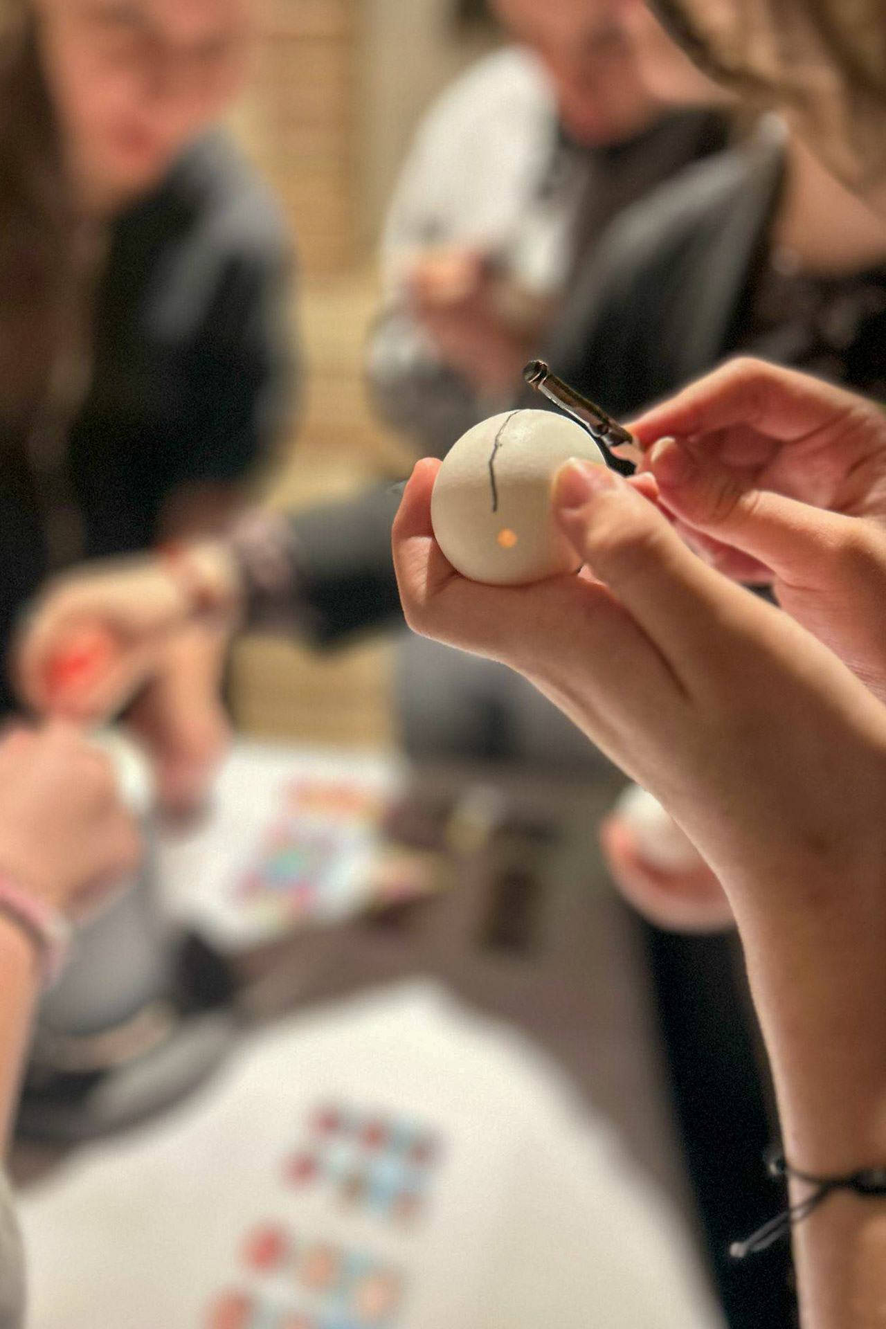 Atelier de încondeiat ouă la Muzeul Mitropolitan – Tradiție și creativitate