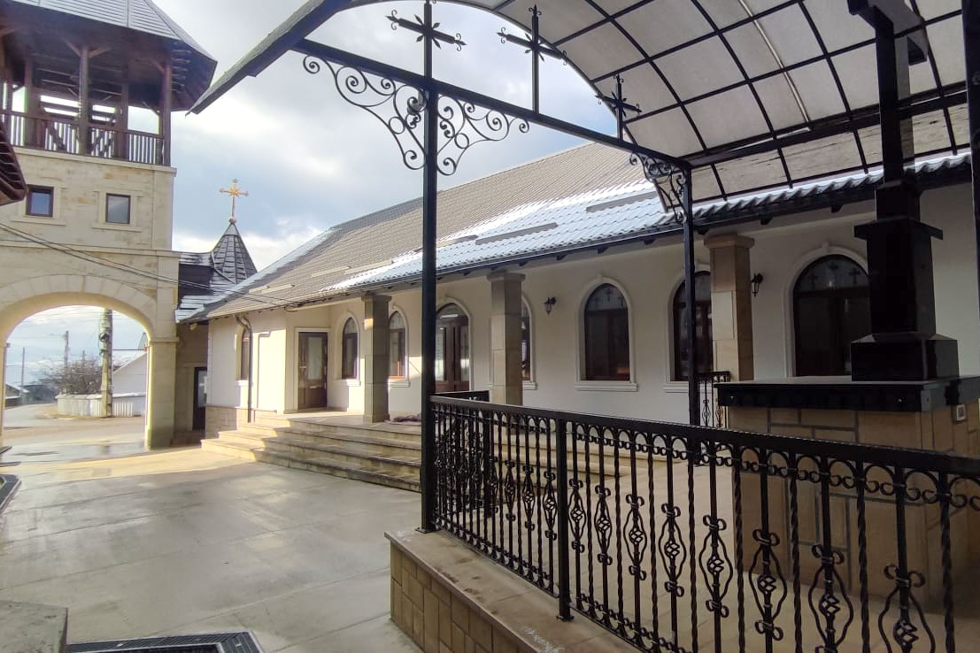 Binecuvântare arhierească la Parohia Boiștea: IPS Teofan a săvârșit Sfânta Liturghie și a sfințit noul ansamblu parohial