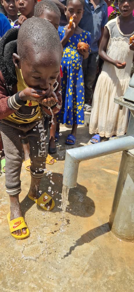 Curge prin țevi aur curat – Fântâna satului Mkombe