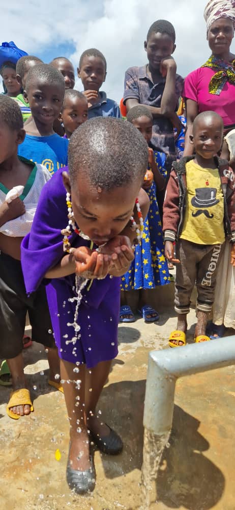 Curge prin țevi aur curat – Fântâna satului Mkombe