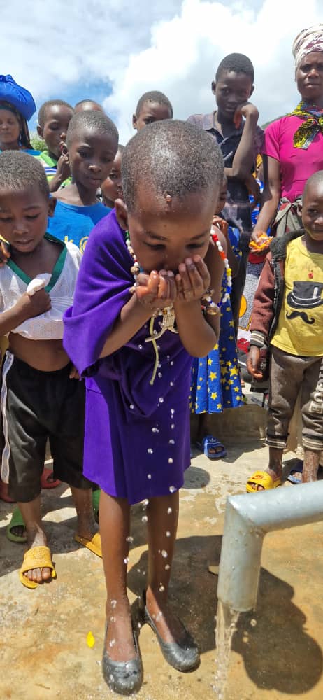 Curge prin țevi aur curat – Fântâna satului Mkombe