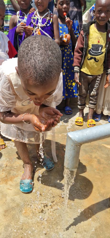 Curge prin țevi aur curat – Fântâna satului Mkombe