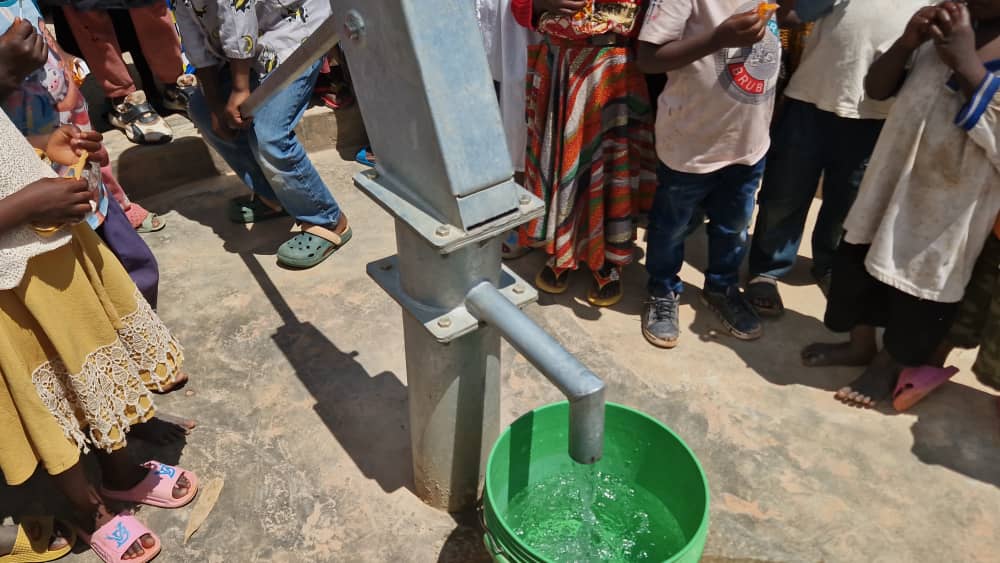 Curge prin țevi aur curat – Fântâna satului Mkombe