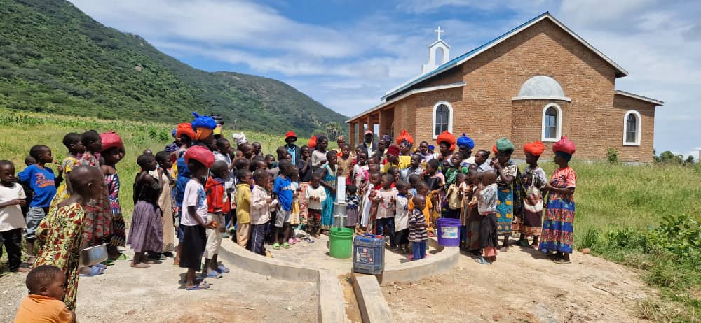 Curge prin țevi aur curat – Fântâna satului Mkombe