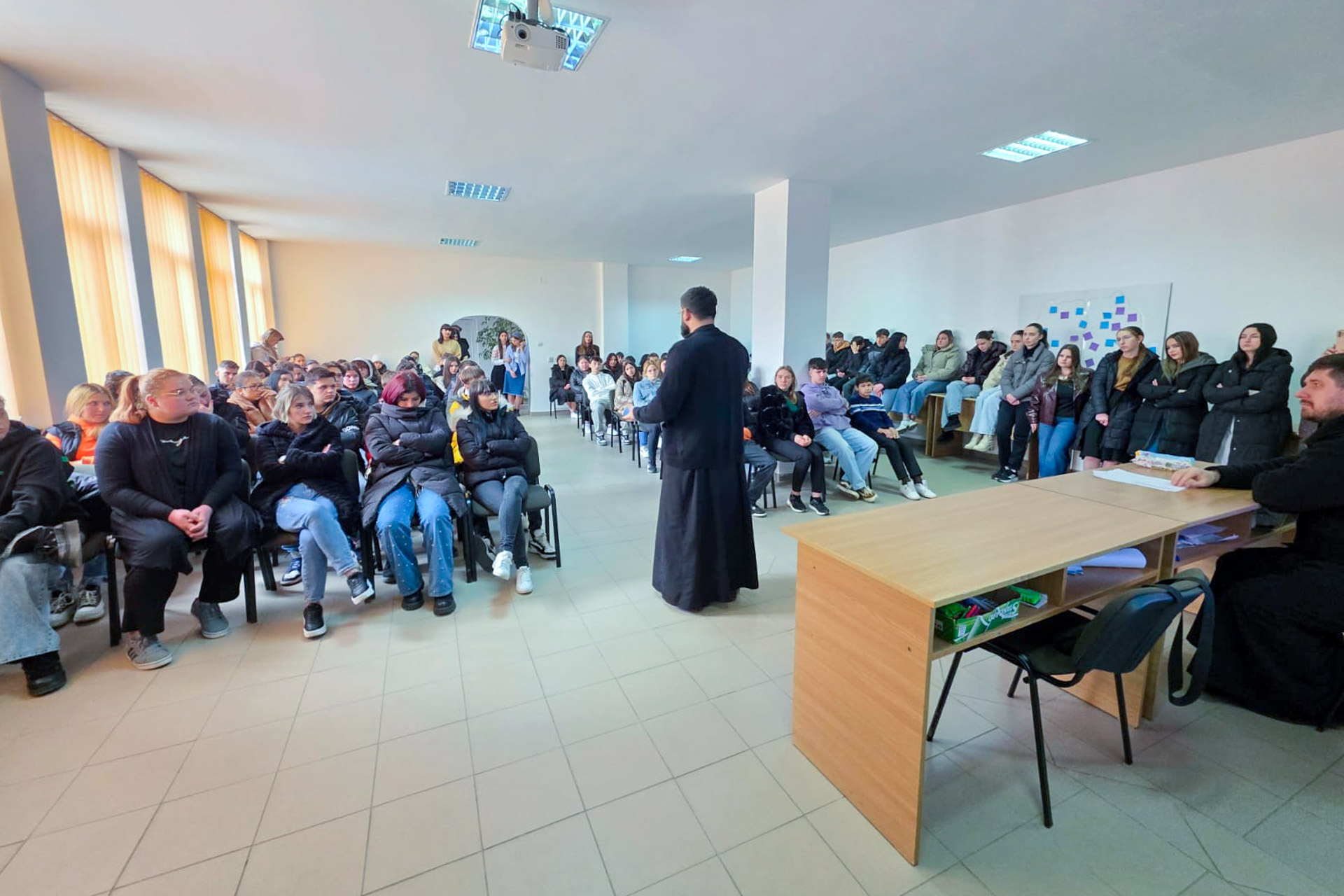 Dezbatere ProVita „Darul Vieții – Taină și Adevăr” în liceele din municipiul Dorohoi