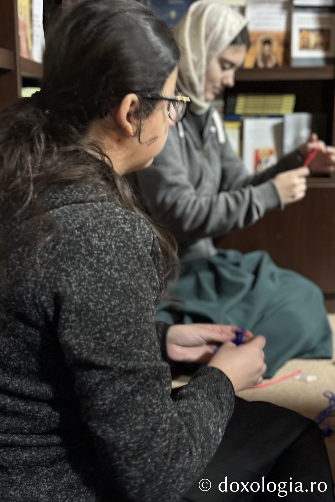 Ascultarea devine reper și ancoră în viața duhovnicească / Foto: Florentina Mătrescu tineri care fac ascultare