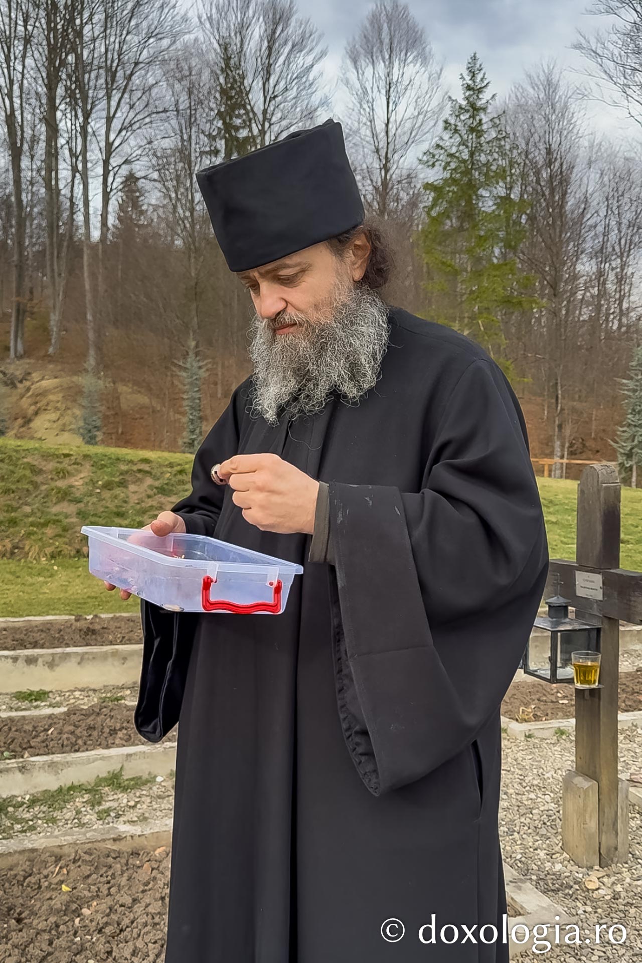 Cum am aprins 149 de candele în cimitirul Sihăstriei și un adevăr cutremurător: „Viața noastră începe Dincolo, tată!”