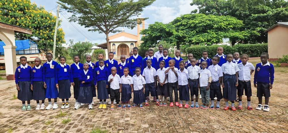 Uniforme pentru copiii din Mbumi
