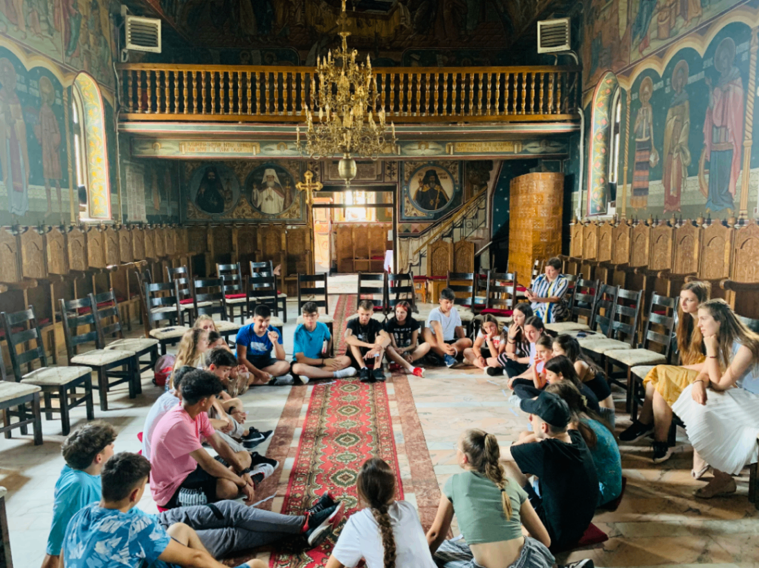 Seminarele de formare pentru tinerii din Arhiepiscopia Iașilor „Un copil educat, un om mai câștigat”
