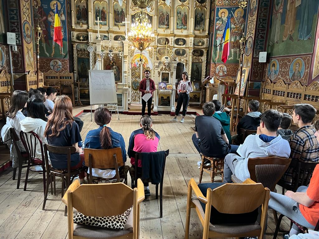 Seminarele de formare pentru tinerii din Arhiepiscopia Iașilor „Un copil educat, un om mai câștigat”