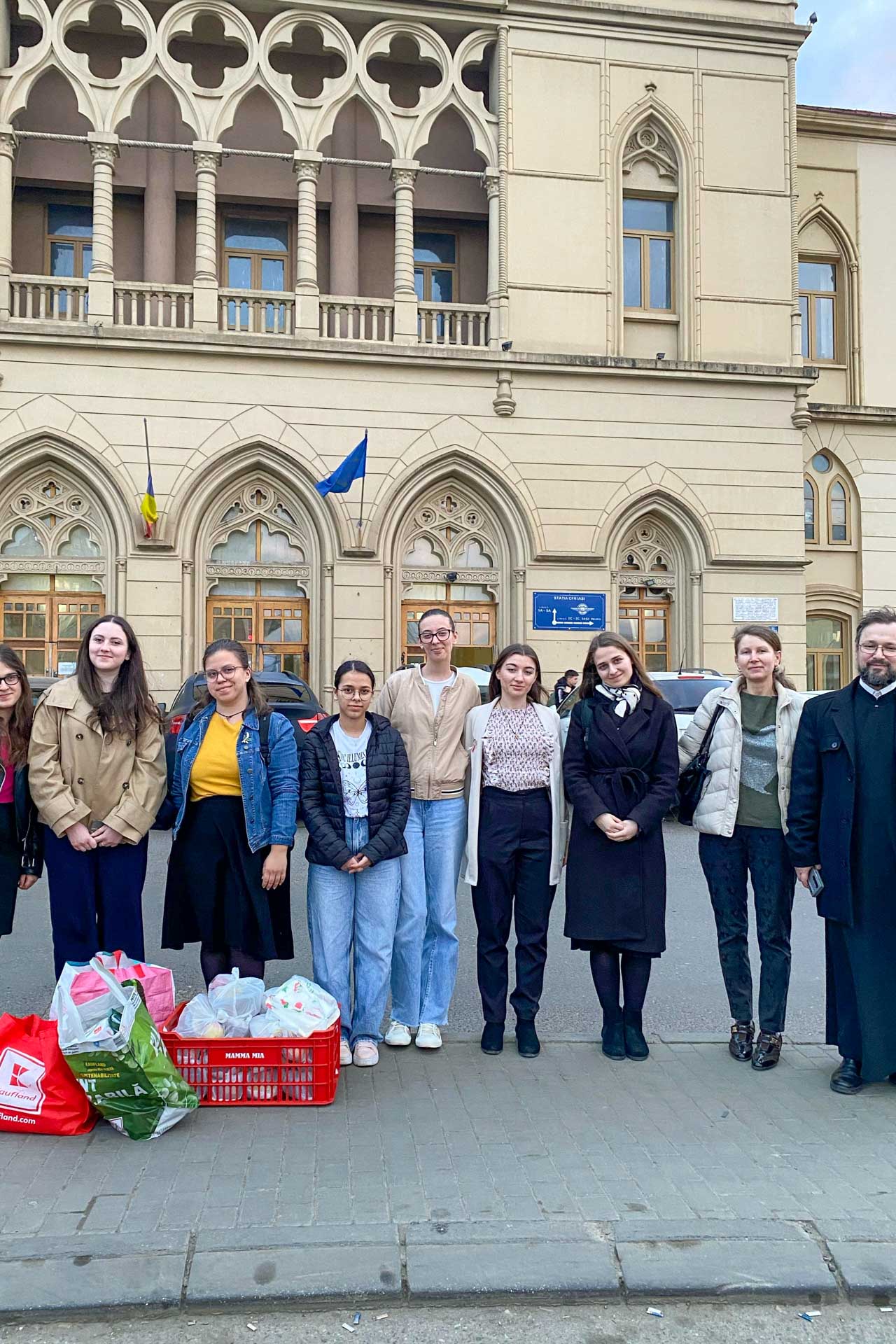 Studenții teologi asistenți sociali au gătit și au oferit hrană persoanelor fără adăpost din Iași