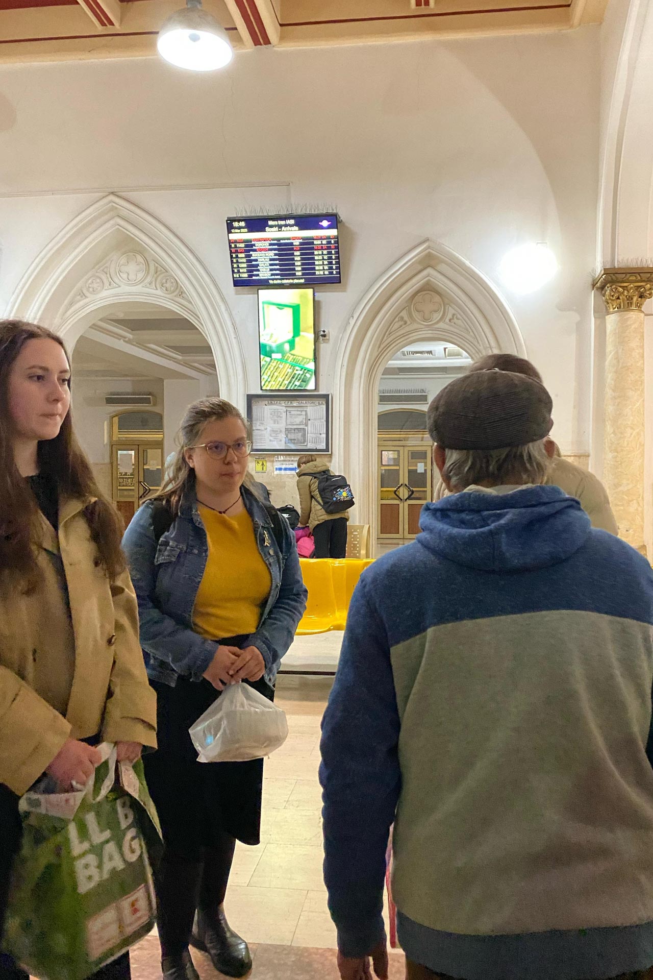 Studenții teologi asistenți sociali au gătit și au oferit hrană persoanelor fără adăpost din Iași