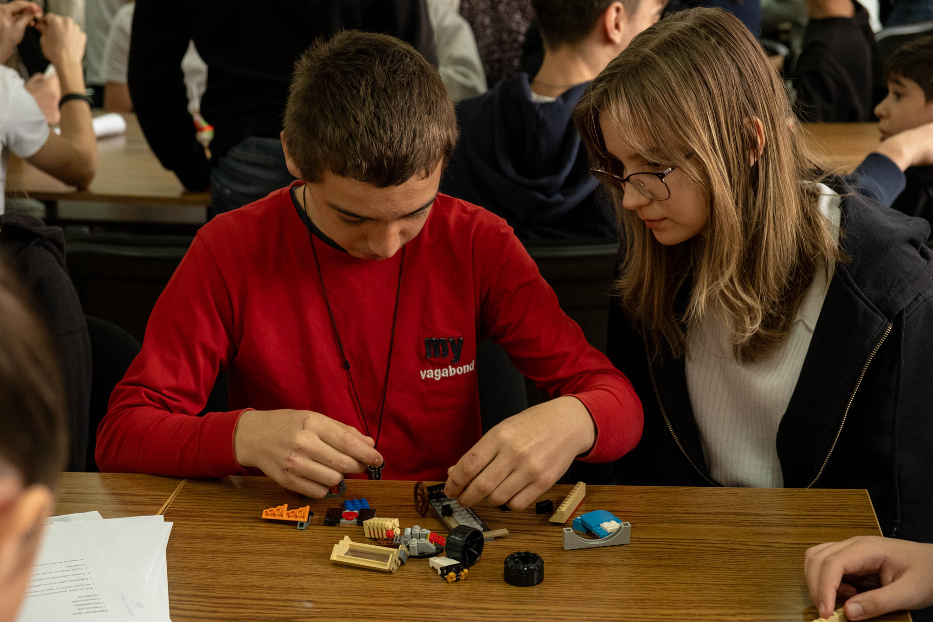 Elevii Liceului Varlaam Mitropolitul din Iași au trăit bucuria dăruirii alături de copiii de la Școala Gimnazială Specială „C. Păunescu”