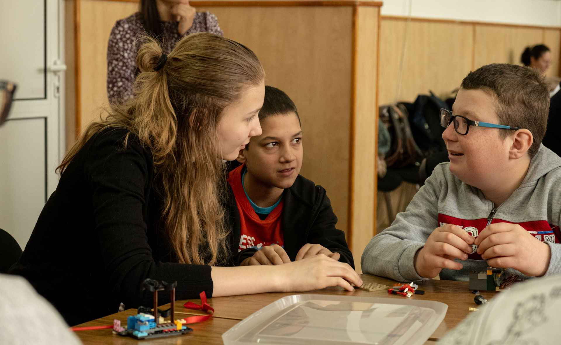 Elevii Liceului Varlaam Mitropolitul din Iași au trăit bucuria dăruirii alături de copiii de la Școala Gimnazială Specială „C. Păunescu”