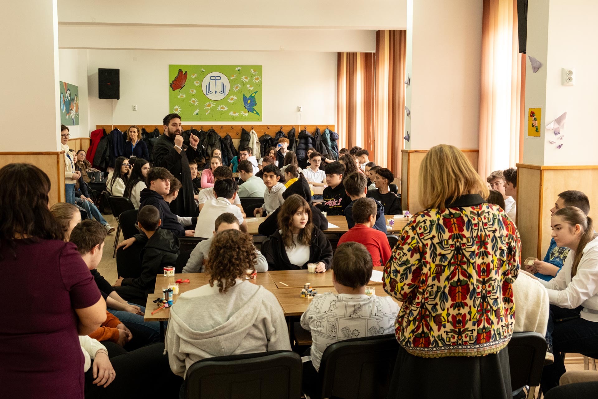 Elevii Liceului Varlaam Mitropolitul din Iași au trăit bucuria dăruirii alături de copiii de la Școala Gimnazială Specială „C. Păunescu”