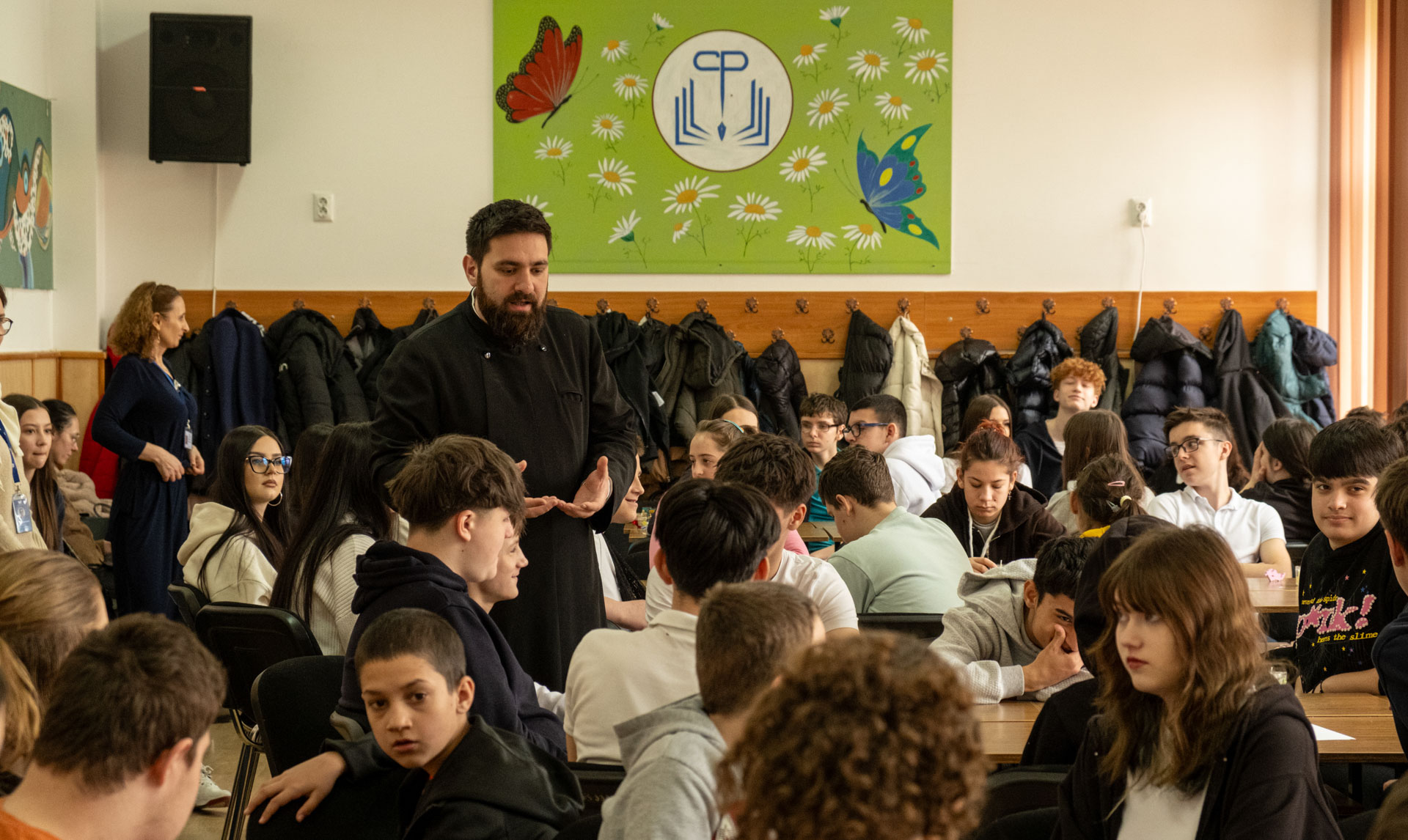 Elevii Liceului Varlaam Mitropolitul din Iași au trăit bucuria dăruirii alături de copiii de la Școala Gimnazială Specială „C. Păunescu”