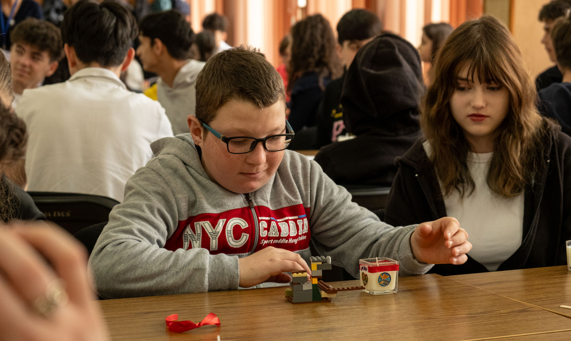 Elevii Liceului Varlaam Mitropolitul din Iași au trăit bucuria dăruirii alături de copiii de la Școala Gimnazială Specială „C. Păunescu”