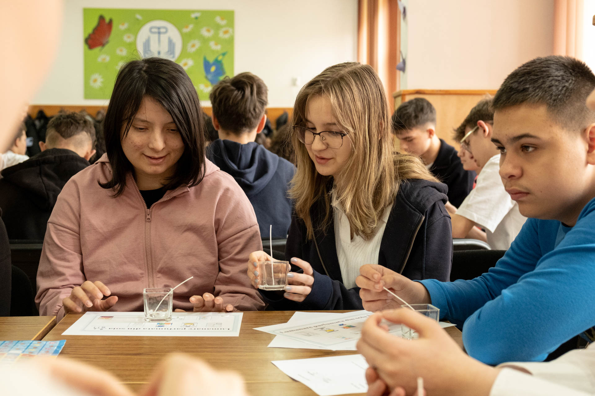 Elevii Liceului Varlaam Mitropolitul din Iași au trăit bucuria dăruirii alături de copiii de la Școala Gimnazială Specială „C. Păunescu”