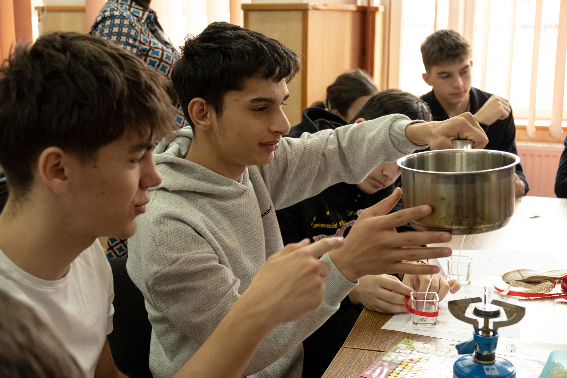 Elevii Liceului Varlaam Mitropolitul din Iași au trăit bucuria dăruirii alături de copiii de la Școala Gimnazială Specială „C. Păunescu”