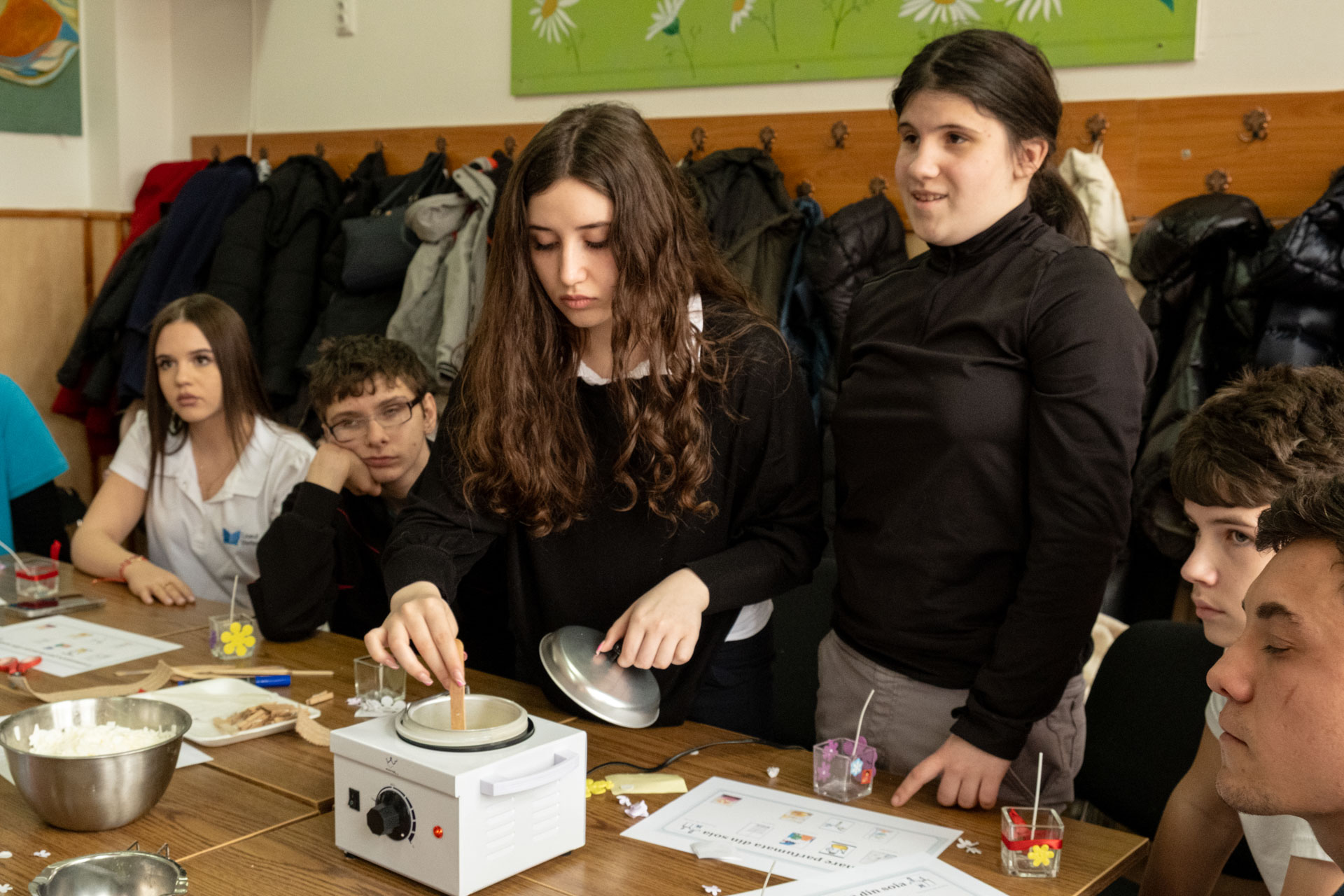 Elevii Liceului Varlaam Mitropolitul din Iași au trăit bucuria dăruirii alături de copiii de la Școala Gimnazială Specială „C. Păunescu”