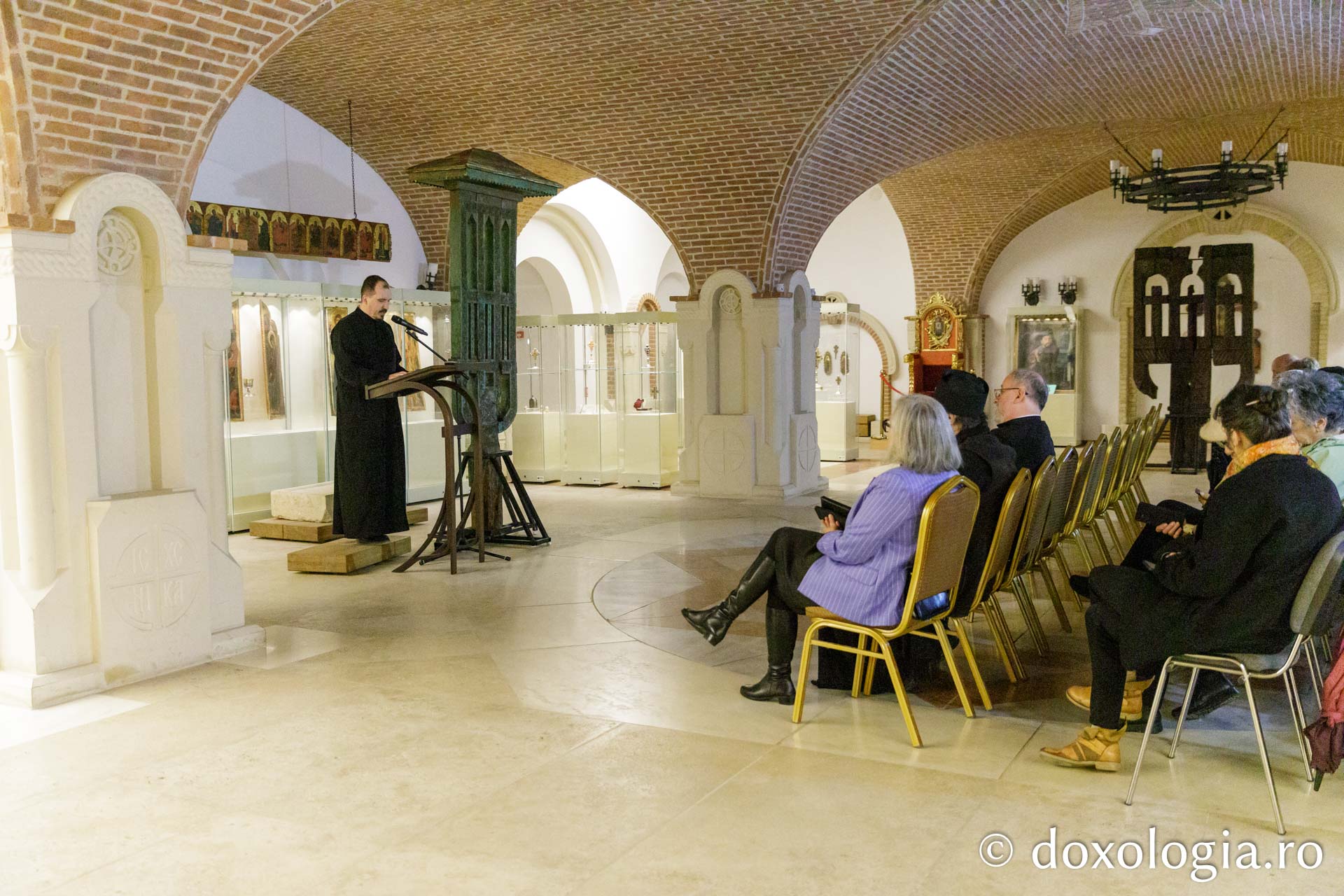 Muzeul Mitropolitan din Iași a inaugurat expoziția „Crucii Tale ne închinăm, Stăpâne, și sfântă Învierea Ta o lăudăm și o slăvim”