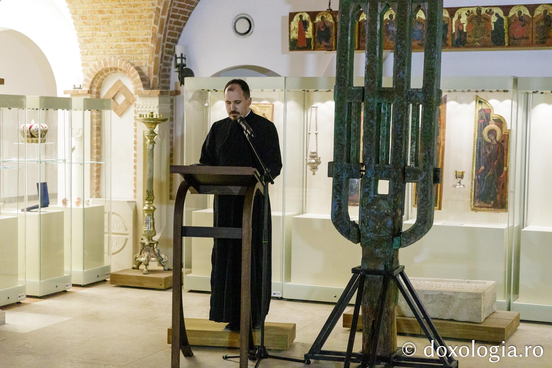 Muzeul Mitropolitan din Iași a inaugurat expoziția „Crucii Tale ne închinăm, Stăpâne, și sfântă Învierea Ta o lăudăm și o slăvim”