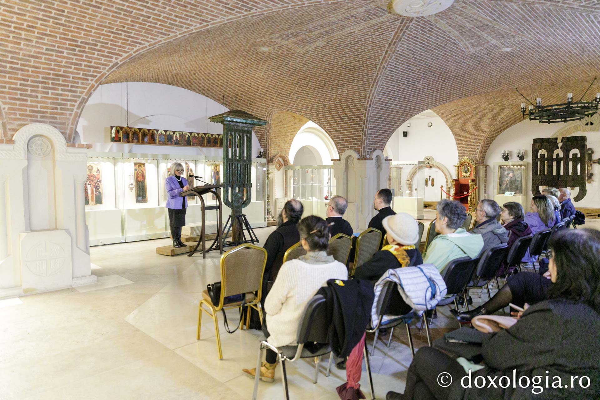 Muzeul Mitropolitan din Iași a inaugurat expoziția „Crucii Tale ne închinăm, Stăpâne, și sfântă Învierea Ta o lăudăm și o slăvim”