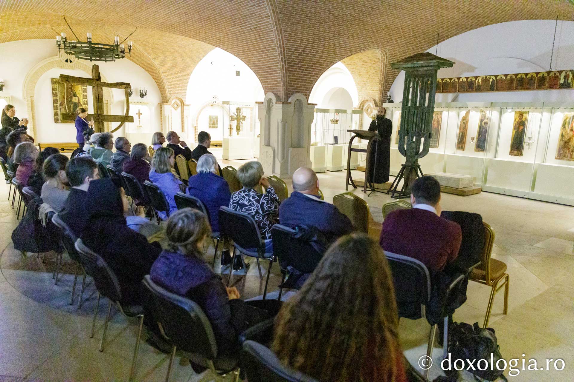 Muzeul Mitropolitan din Iași a inaugurat expoziția „Crucii Tale ne închinăm, Stăpâne, și sfântă Învierea Ta o lăudăm și o slăvim”