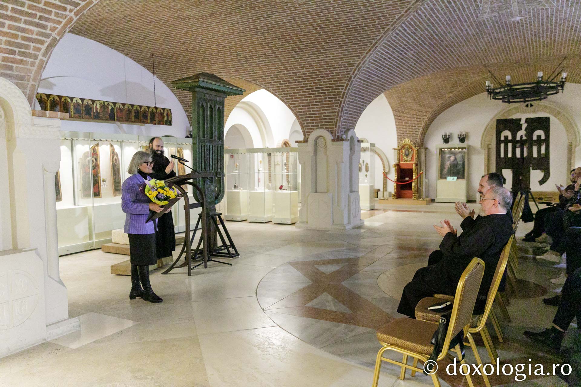 Muzeul Mitropolitan din Iași a inaugurat expoziția „Crucii Tale ne închinăm, Stăpâne, și sfântă Învierea Ta o lăudăm și o slăvim”