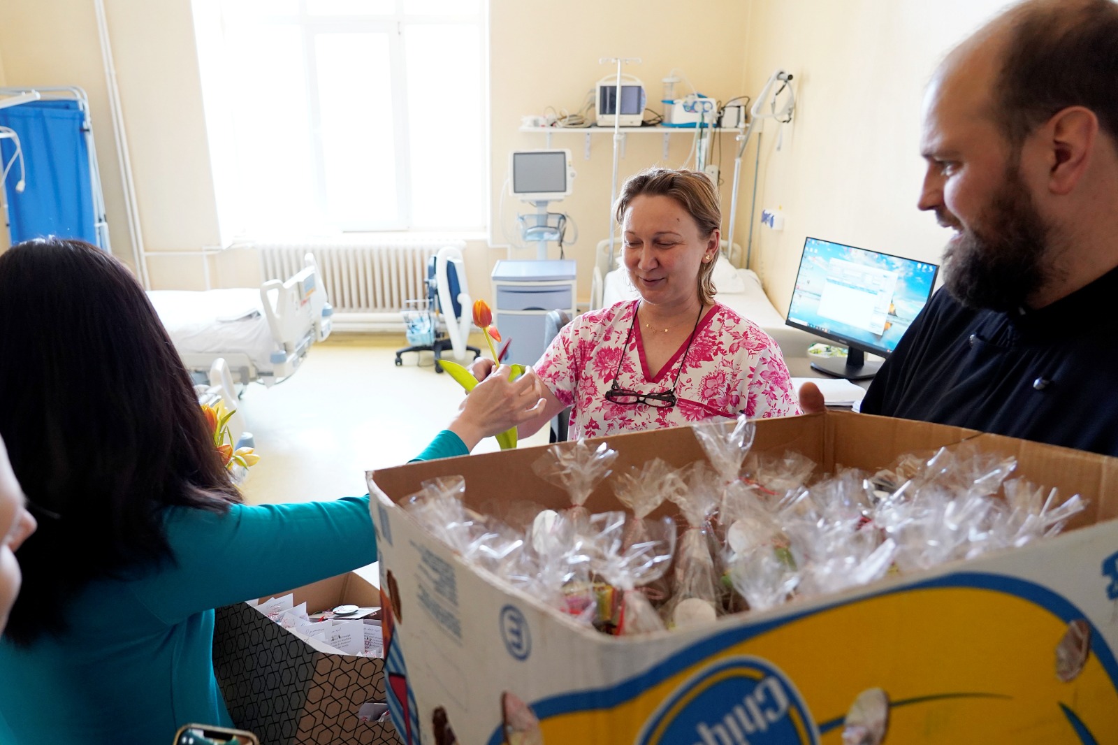 Daruri și mărțișoare pentru mamele și medicii Maternității „Elena Doamna” din Iași / Foto: Flavius Popa Daruri și mărțișoare pentru mamele și medicii Maternității „Elena Doamna” din Iași