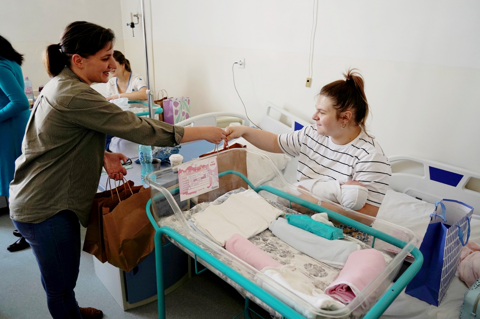 Daruri și mărțișoare pentru mamele și medicii Maternității „Elena Doamna” din Iași / Foto: Flavius Popa Daruri și mărțișoare pentru mamele și medicii Maternității „Elena Doamna” din Iași