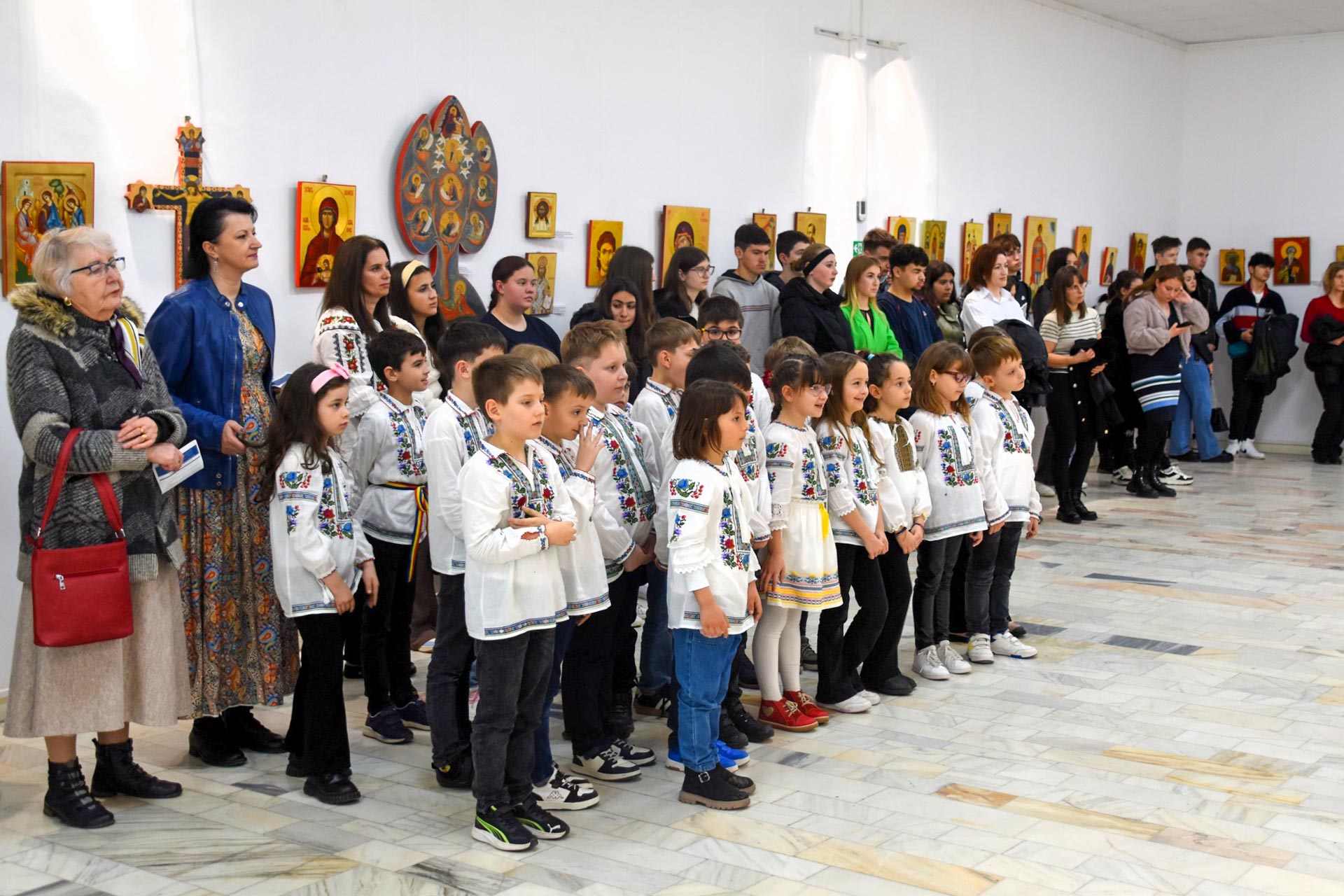 „Din tradiție în contemporaneitate”: Expoziție de artă sacră la Muzeul Județean Vaslui