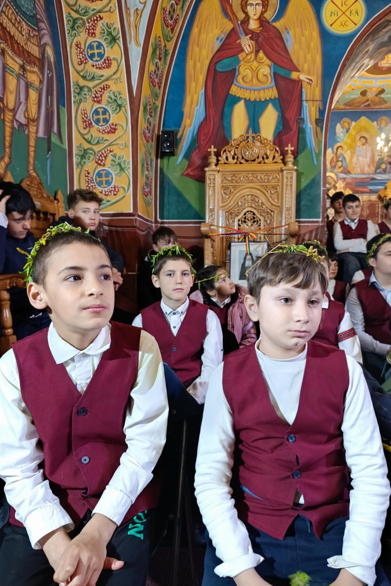 „Urcuș spre Înviere” – Copiii din Cucuteni, oaspeți de suflet în Biserica „Sfinții Arhangheli Mihail și Gavriil”