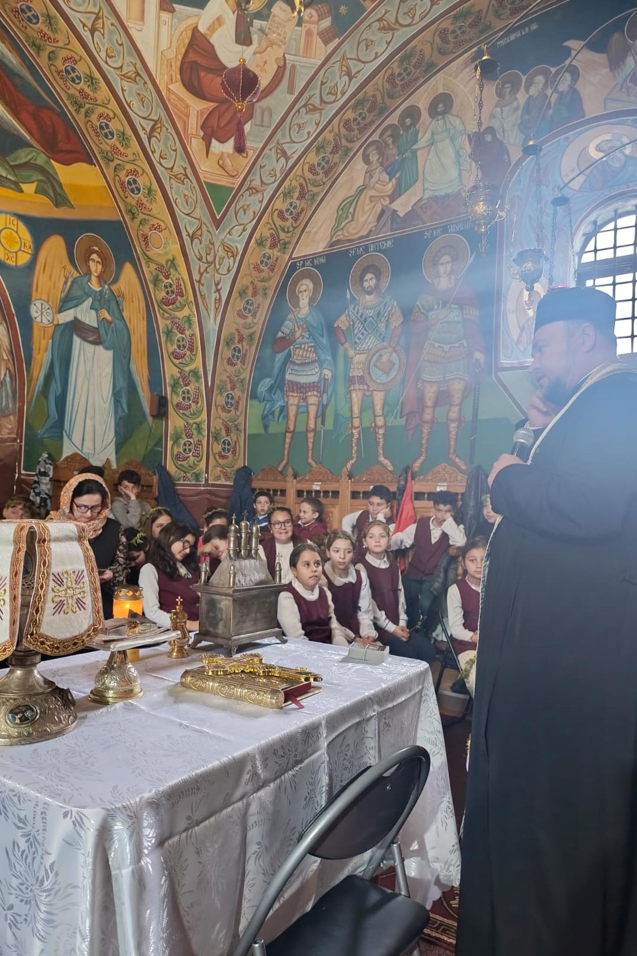 „Urcuș spre Înviere” – Copiii din Cucuteni, oaspeți de suflet în Biserica „Sfinții Arhangheli Mihail și Gavriil”