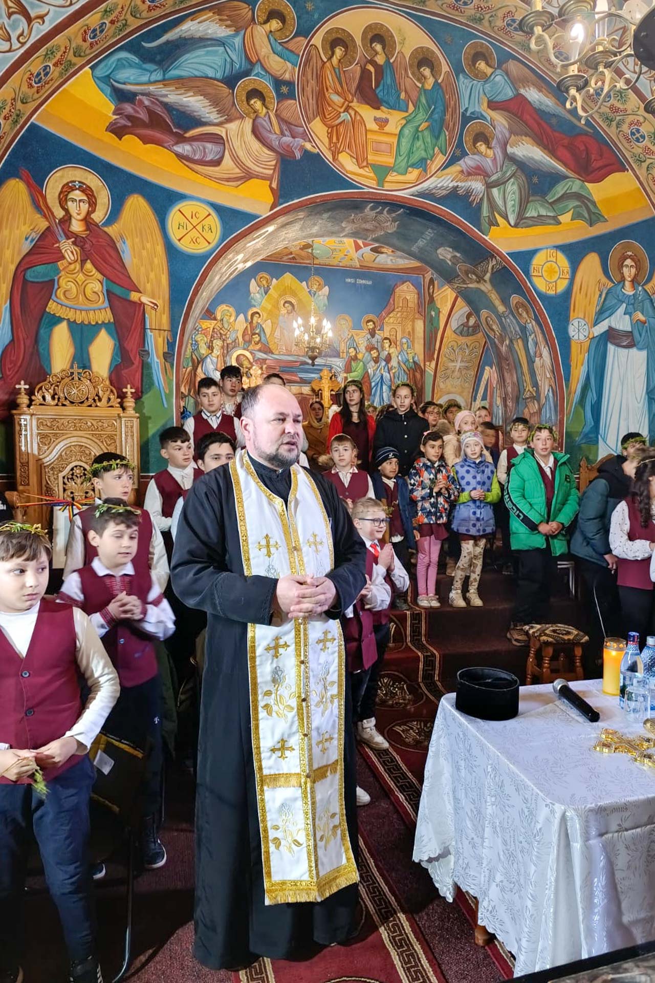 „Urcuș spre Înviere” – Copiii din Cucuteni, oaspeți de suflet în Biserica „Sfinții Arhangheli Mihail și Gavriil”