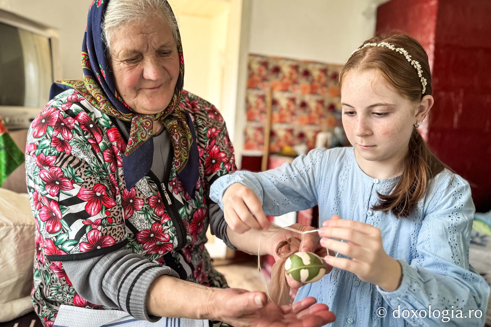 Cu oameni ca bunica Elena, tradițiile nu mor niciodată: cum am făcut ouă roșii, alături de ea, după o tradiție străveche