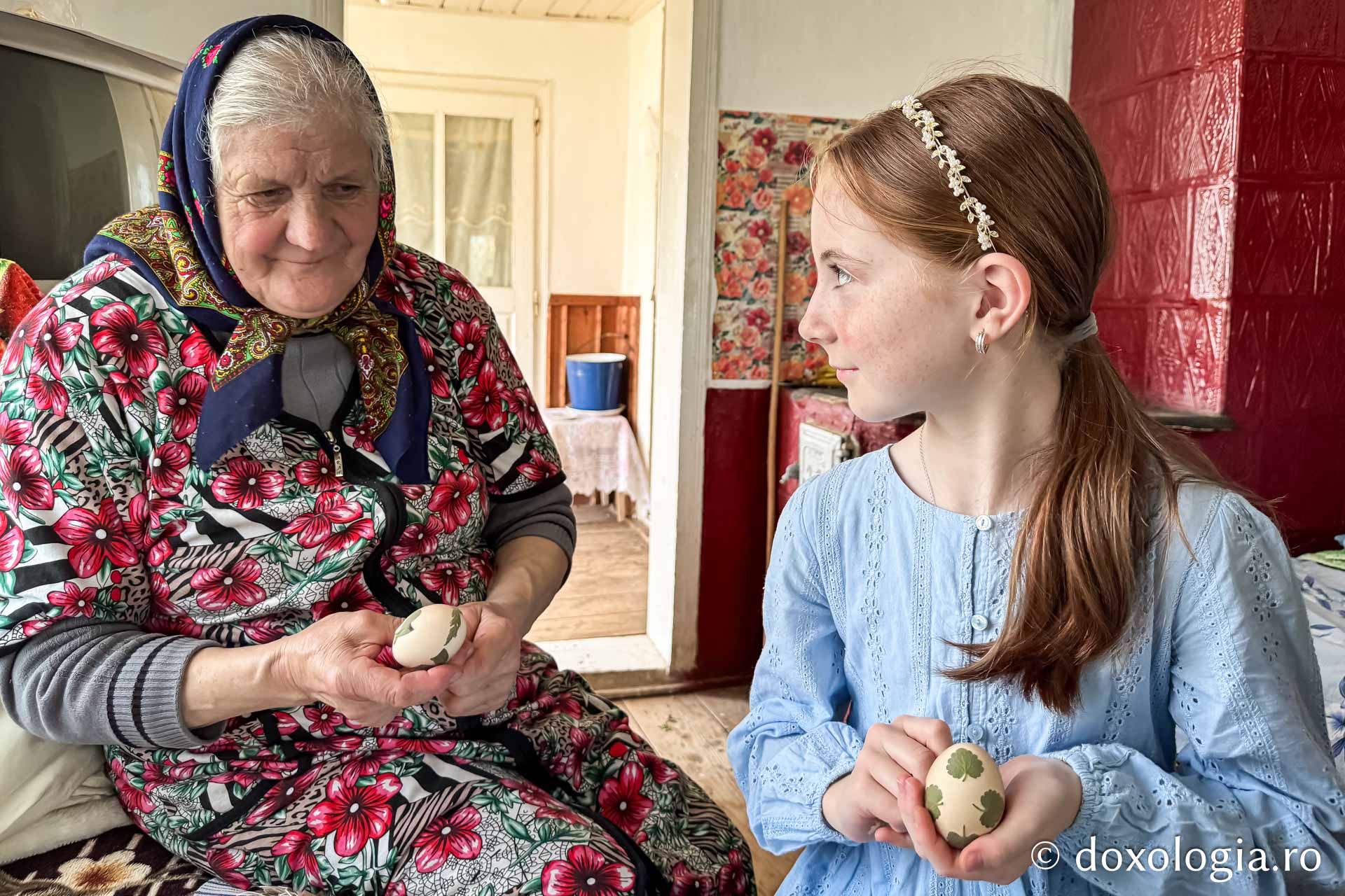 Cu oameni ca bunica Elena, tradițiile nu mor niciodată: cum am făcut ouă roșii, alături de ea, după o tradiție străveche