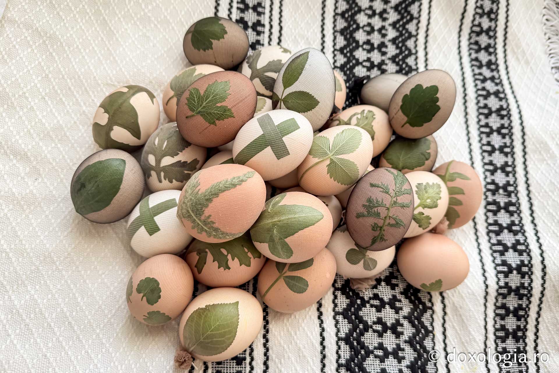 Cu oameni ca bunica Elena, tradițiile nu mor niciodată: cum am făcut ouă roșii, alături de ea, după o tradiție străveche