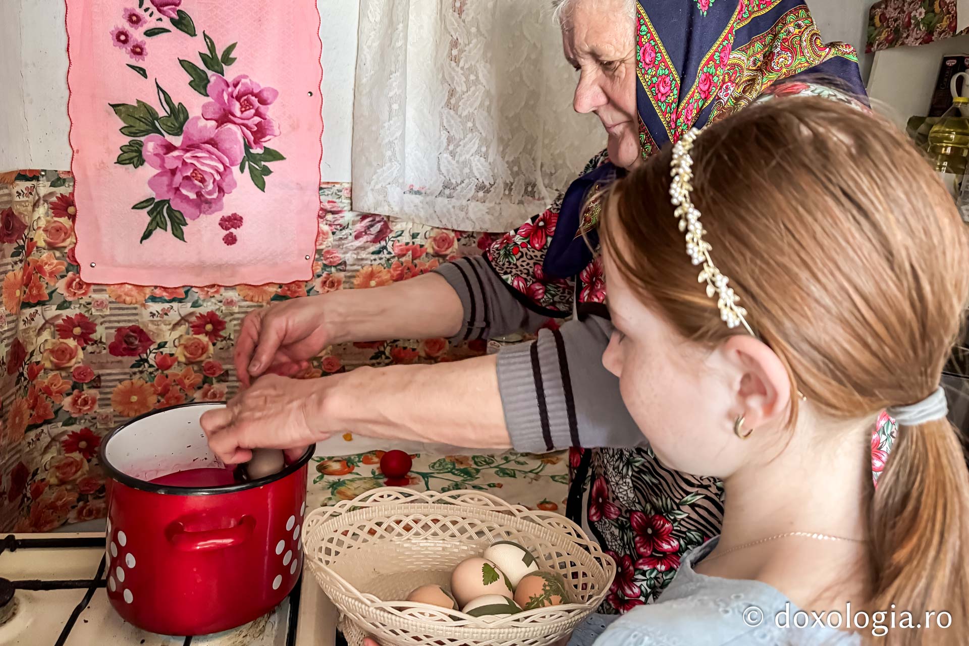 Cu oameni ca bunica Elena, tradițiile nu mor niciodată: cum am făcut ouă roșii, alături de ea, după o tradiție străveche