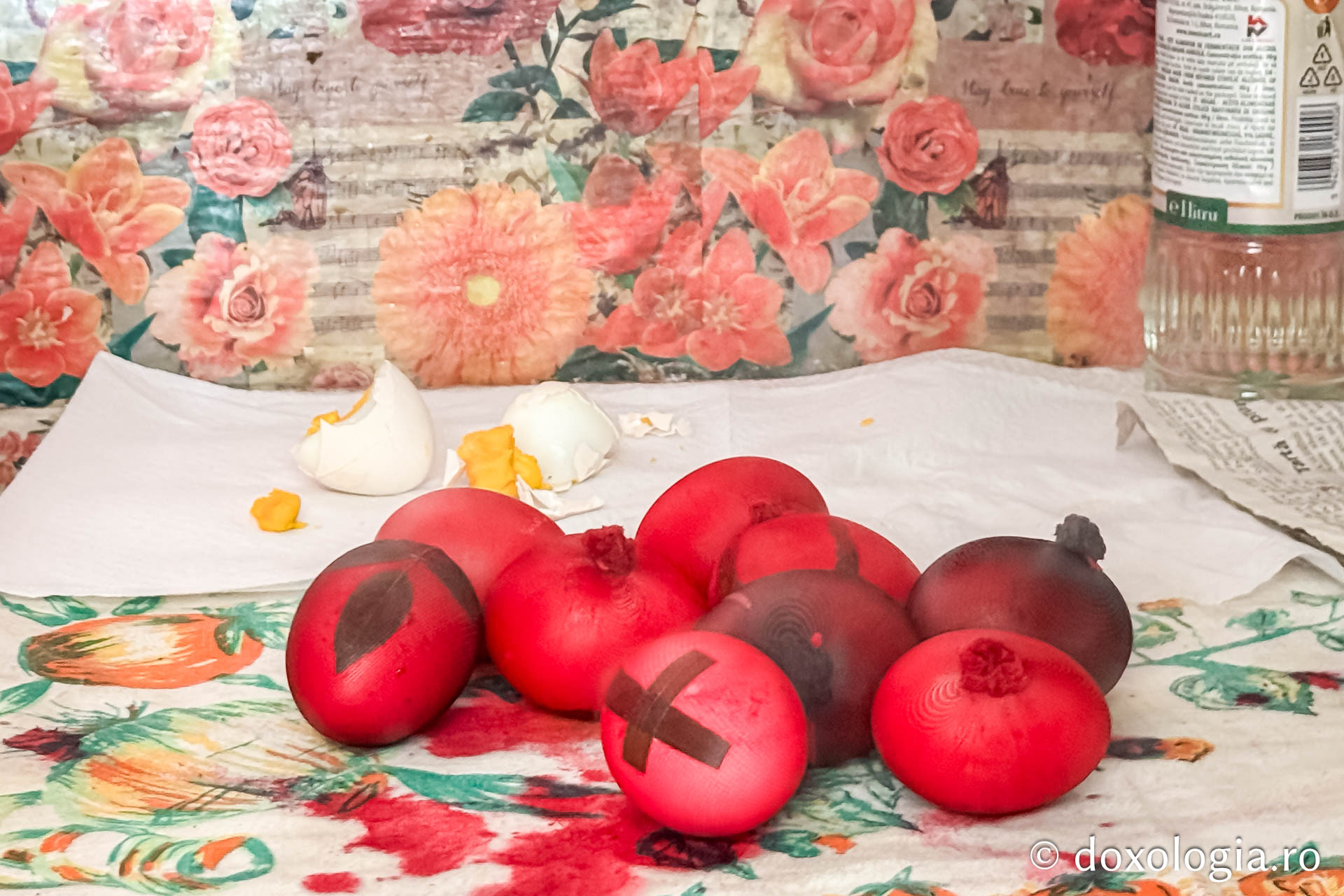 Cu oameni ca bunica Elena, tradițiile nu mor niciodată: cum am făcut ouă roșii, alături de ea, după o tradiție străveche