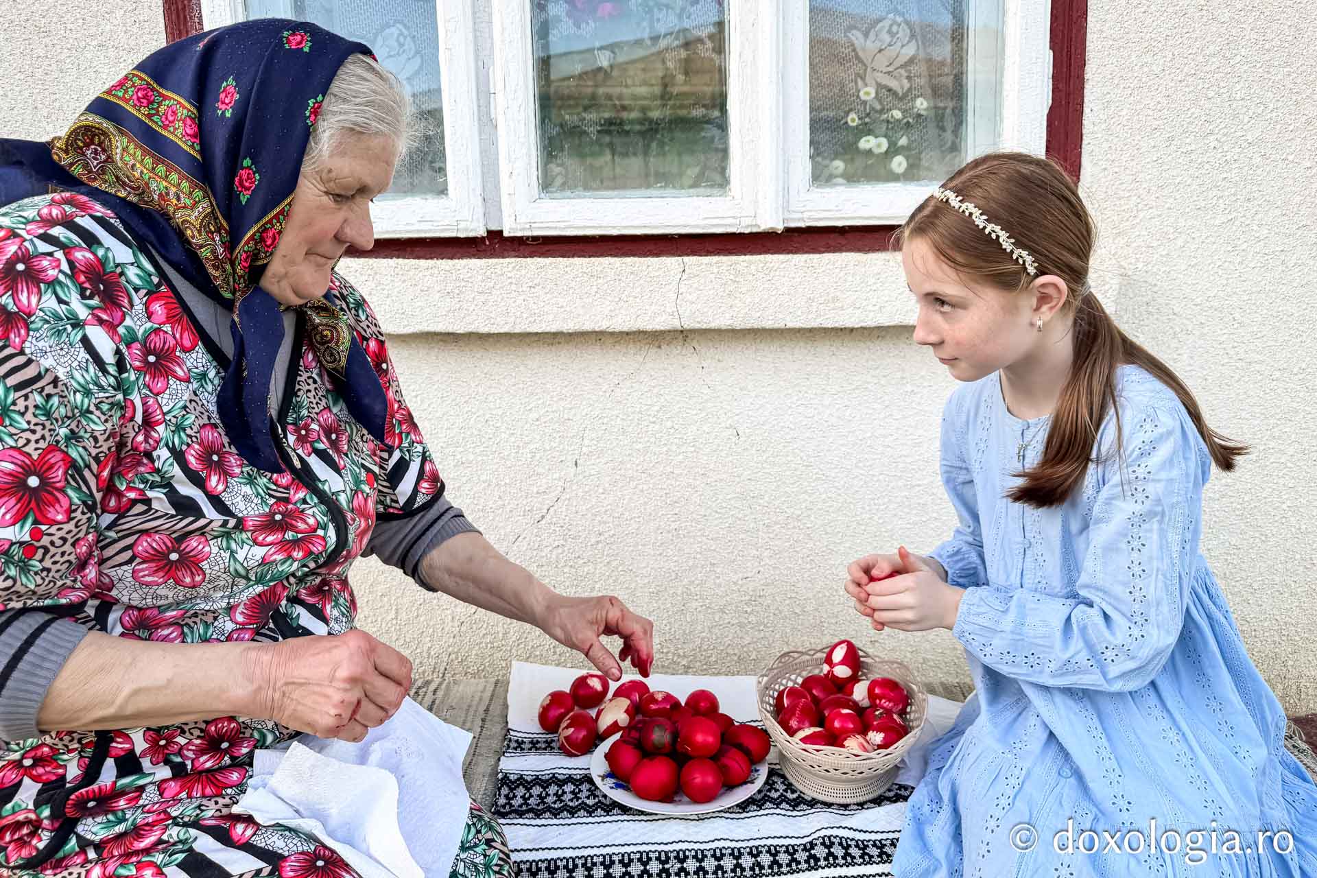 Cu oameni ca bunica Elena, tradițiile nu mor niciodată: cum am făcut ouă roșii, alături de ea, după o tradiție străveche