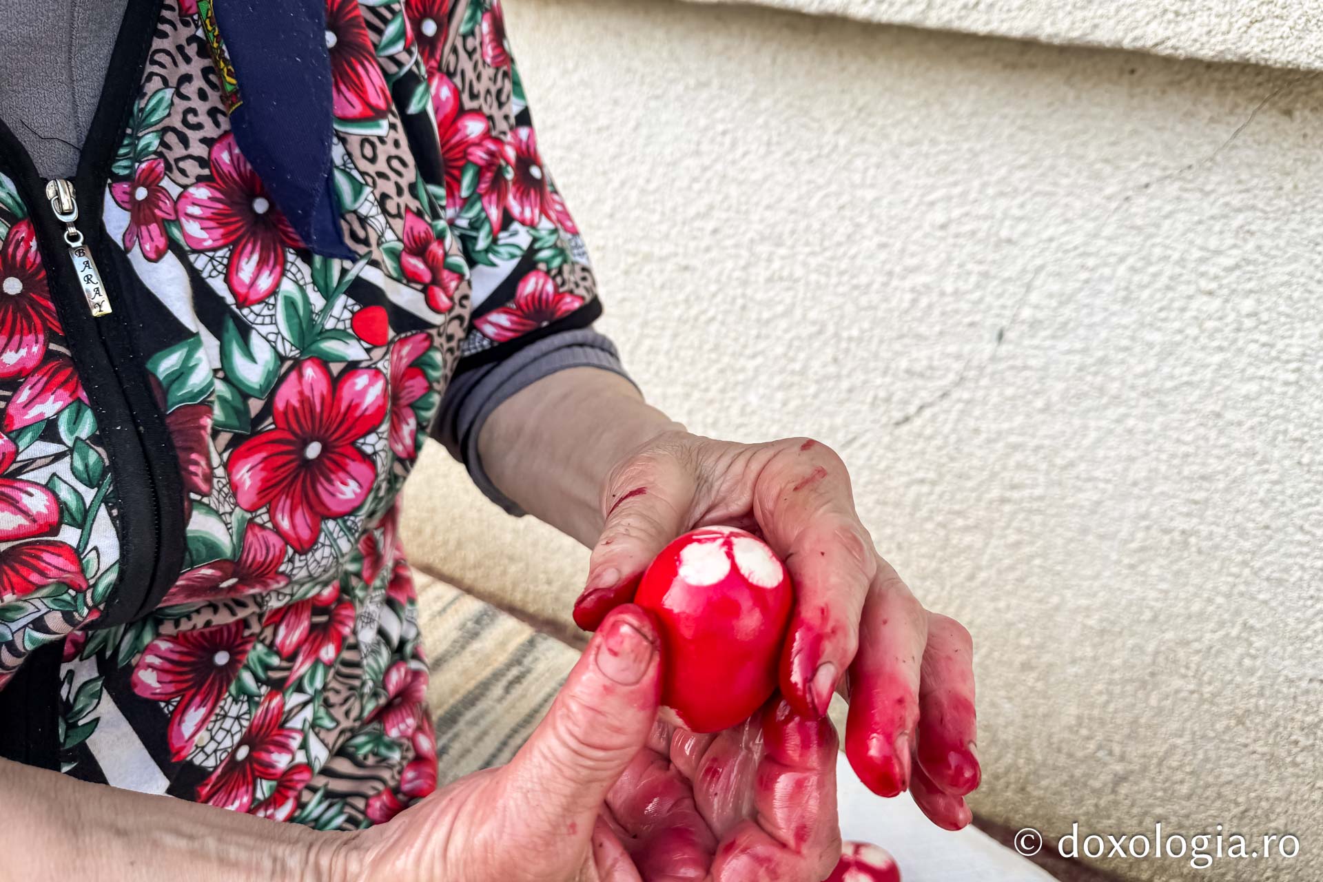 Cu oameni ca bunica Elena, tradițiile nu mor niciodată: cum am făcut ouă roșii, alături de ea, după o tradiție străveche