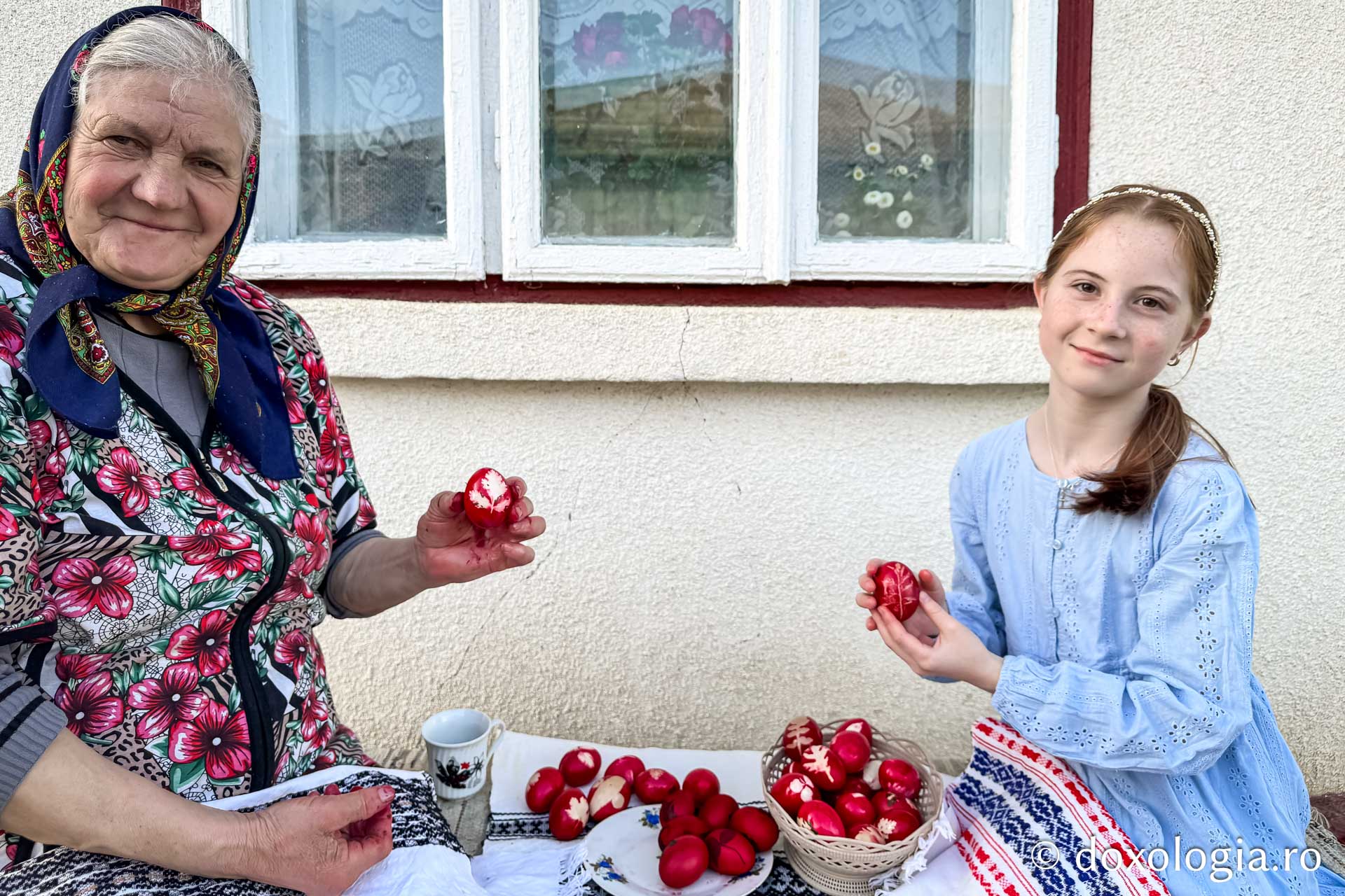 Cu oameni ca bunica Elena, tradițiile nu mor niciodată: cum am făcut ouă roșii, alături de ea, după o tradiție străveche