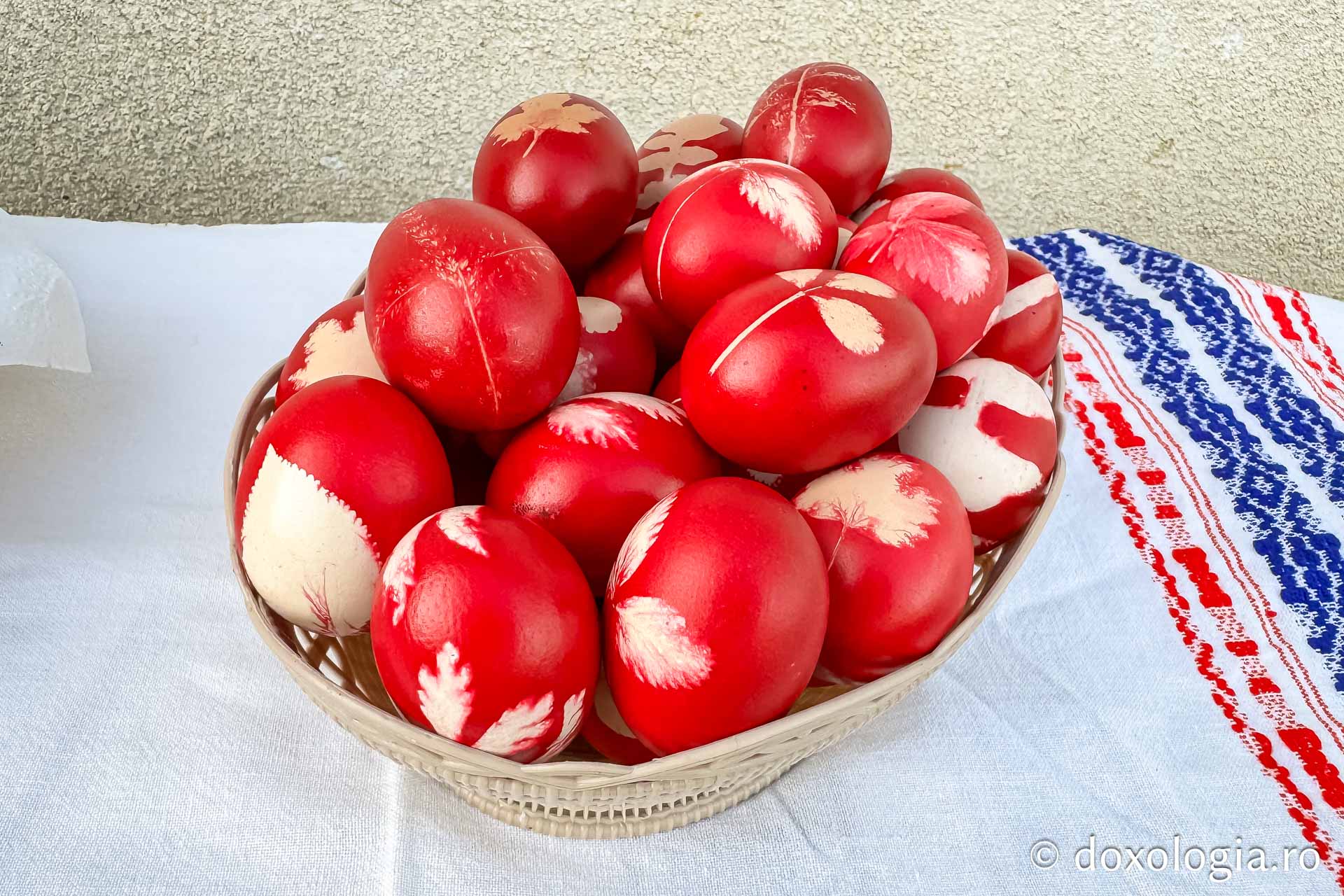 Cu oameni ca bunica Elena, tradițiile nu mor niciodată: cum am făcut ouă roșii, alături de ea, după o tradiție străveche