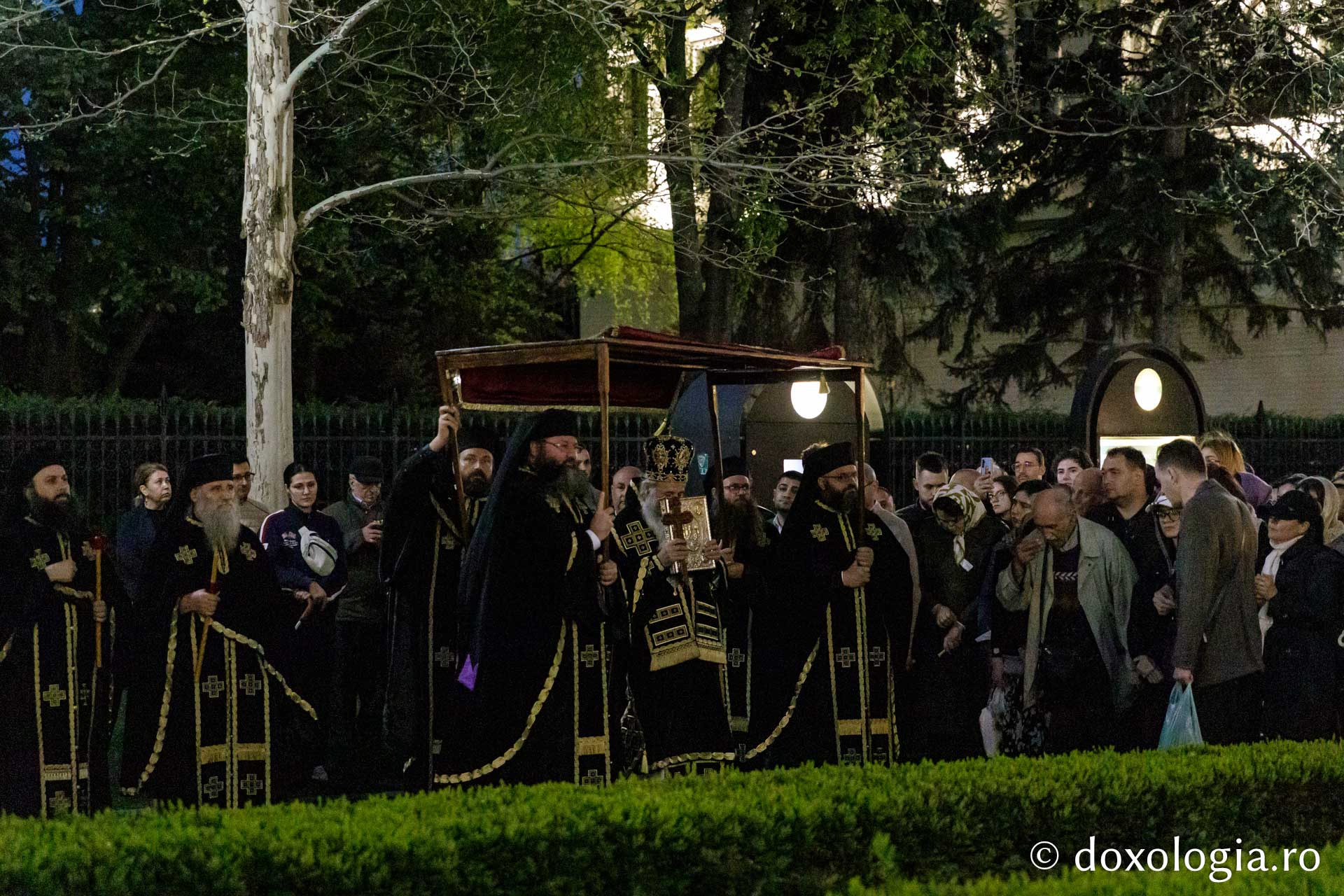 Sute de credincioși la Denia Prohodului Domnului, la Catedrala Mitropolitană din Iași